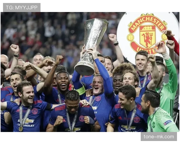 穆里尼奥在曼联时期带队表现稳健，欧联杯夺冠成高光时刻