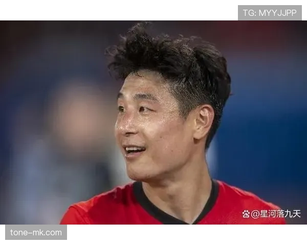 武磊这生活咋看都像明星片场，训练场上拼命下了场秒变街坊大哥