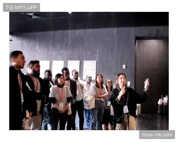 朱雪莹穿得像学生会主席，真没想到她赛场外还有这么一套生活风格！